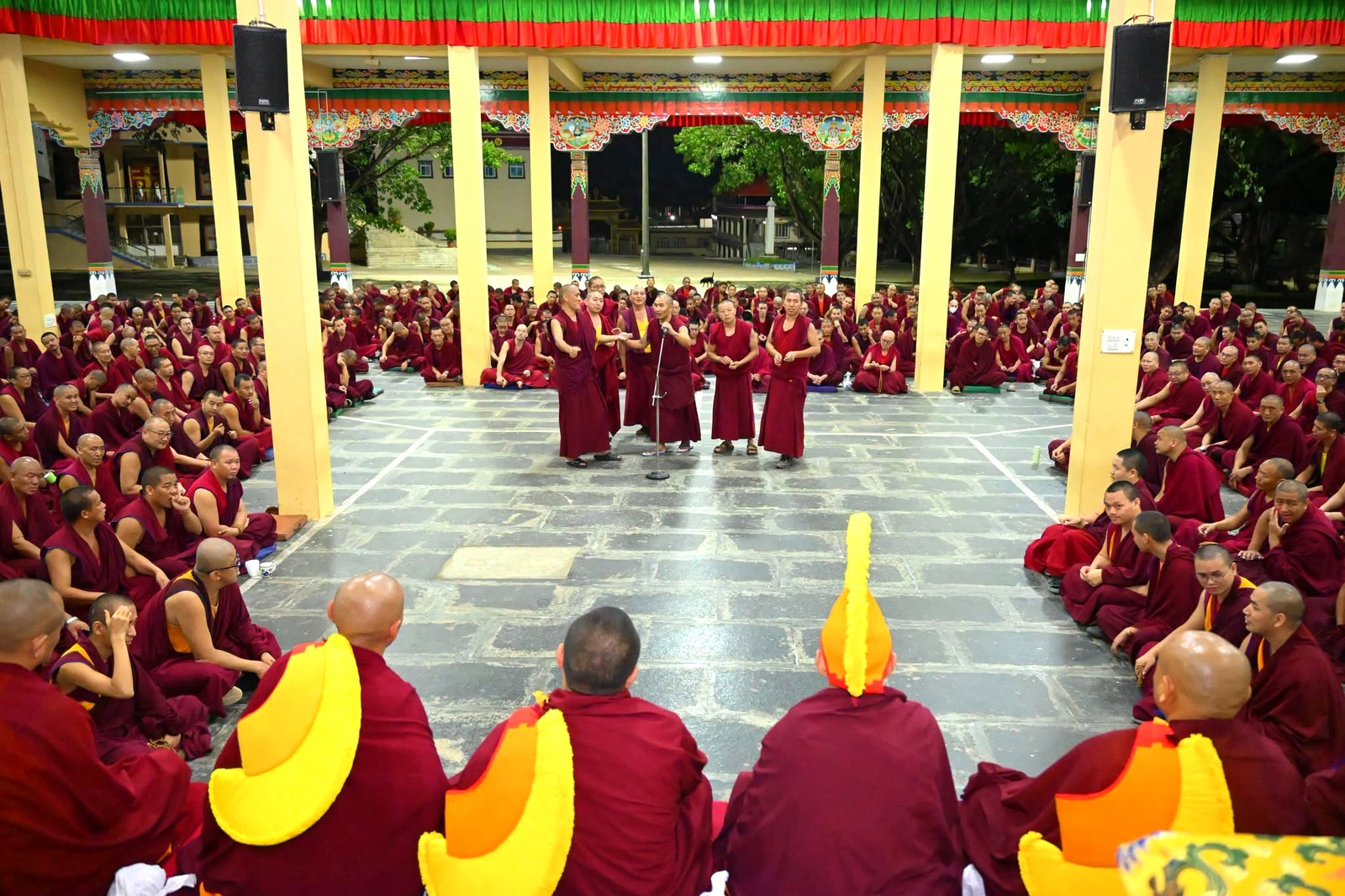 色拉傑寺院眾多僧眾聚集於辯經場