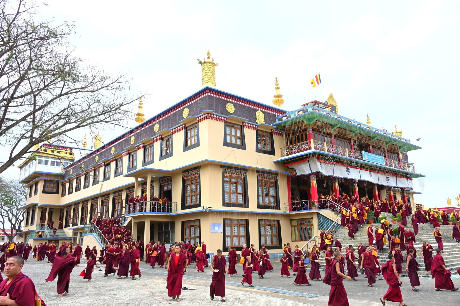 南印度色拉傑寺院建築全貌與眾多僧眾日常往來
