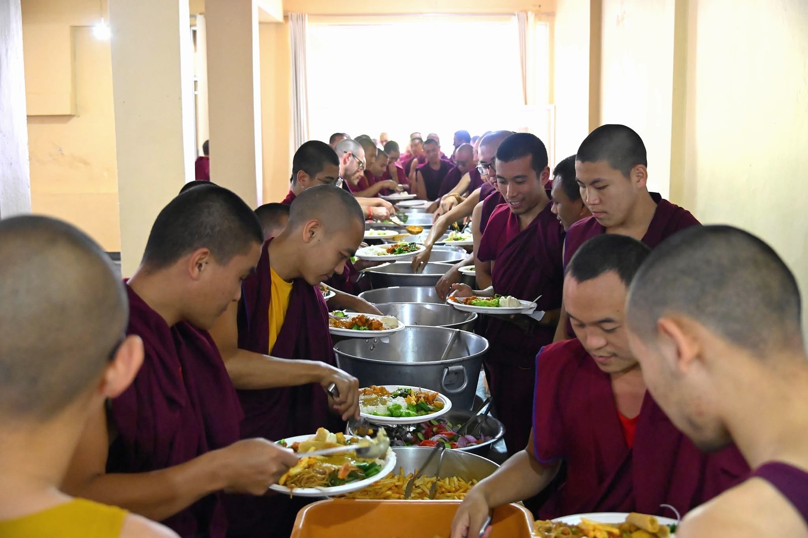 色拉傑寺院僧眾在公共大廚房取用餐食